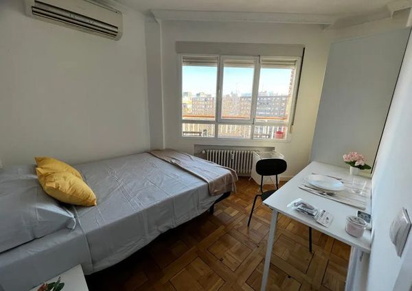 Calle de la Infanta Mercedes, Madrid, Community of Madrid 28020