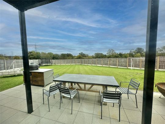 5 bedroom detached house to rent - Photo 1