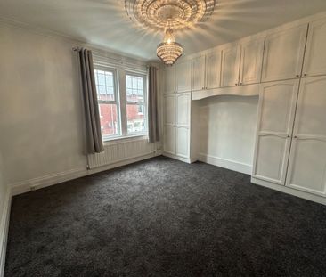 Spacious 3-Bedroom Flat with Private Yard and Close Proximity to Sc... - Photo 2