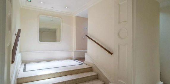 location Appartement T5 DE 105.9m² À PARIS - Photo 2