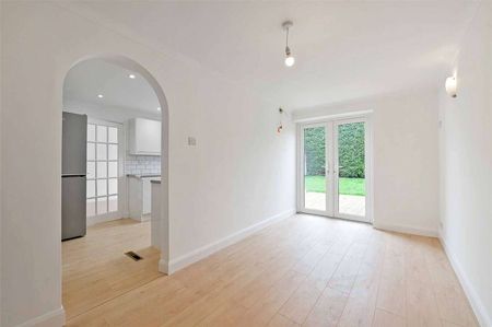 Detached four bedroom family home in Holyport with private garden and off-street parking - Photo 4