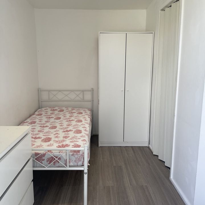 Studio Flat, Bennett Road, E13 - Photo 1