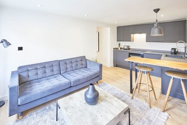 Golden Lion Bank - Photo 1