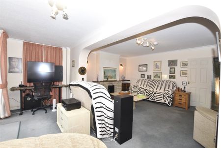 Castle Gardens, Bath, Somerset, BA2 - Photo 2