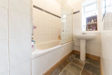 3 Bedroom Flat - Photo 4