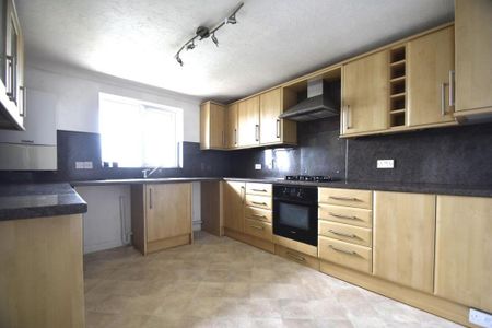 3 bedroom flat to rent - Photo 3