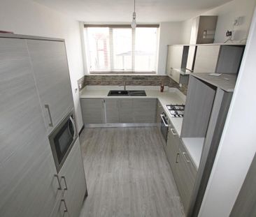 3 bedroom end of terrace house to rent - Photo 3