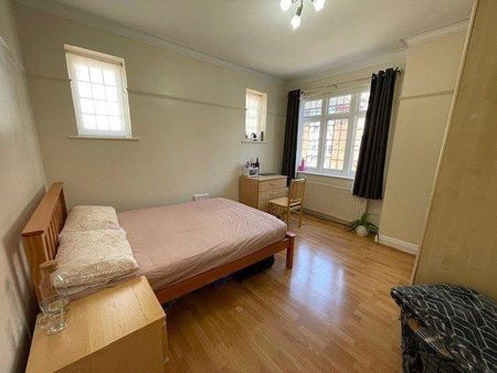 3 bedroom flat to rent - Photo 3