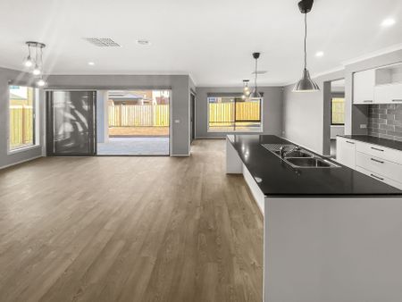 DELIGHTFUL FAMILY LIVING IN DELARAY ESTATE! - Photo 4