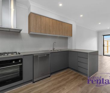 Stylish 2-Bedroom Townhouse with Premium Finishes - Photo 6