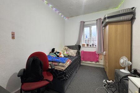 Walton Road, Woking - 3 bedrooms Property for lettings - Seymours - Photo 2