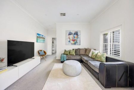 Stunning 4-Bedroom Family Home with Pool – Walk to Coogee Beach - Photo 3