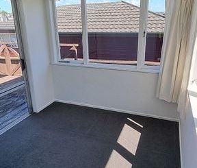 Large 5 bed, 2 lounge home, pets ok, fully fenced - Photo 2