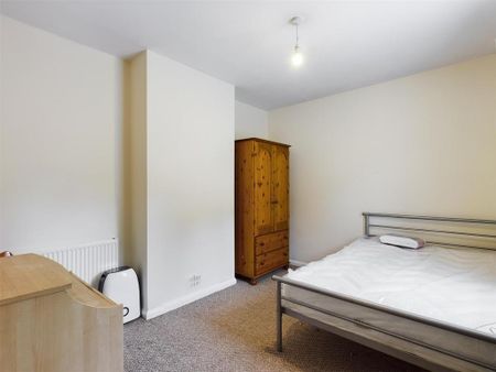 4 bedroom semi-detached house to rent - Photo 3