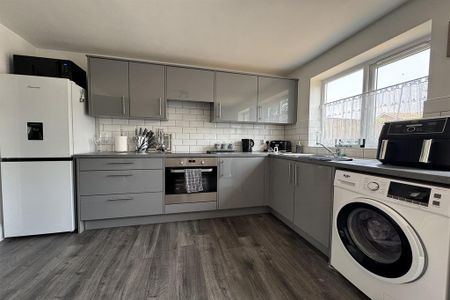 2 bedroom semi-detached house to rent - Photo 5