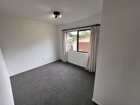 Renovated 3 Bedroom Home - Chartwell - Photo 4