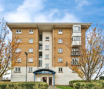 Flat to rent - Macarthur Close, Erith, DA8 - Photo 2