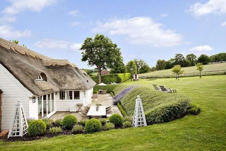 A beautifully presented thatched cottage finished to an exceptionally high standard in a prime area of outstanding natural beauty - Photo 4