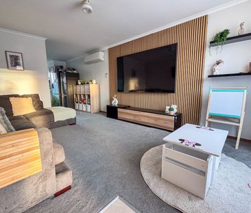 Refreshed Two-Bedroom Unit Just a Short Walk from Pakenham Main Street - Photo 1