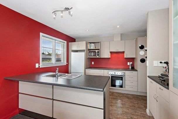 Spacious Living - Photo 1