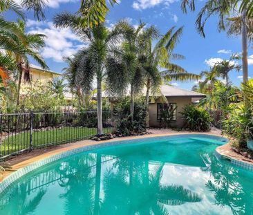 STUNNING FAMILY HOME WITH LARGE POOL - DURACK - Photo 2