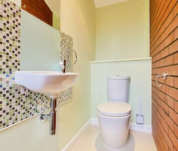 2 bedroom mews to rent - Photo 3