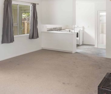 Freshly renovated 4-bedroom home with large section - Prime location! - Photo 1