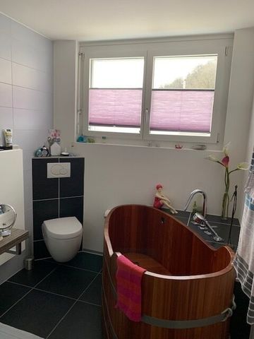 APPARTEMENT EN ATTIQUE 3 PIÈCES À TWANN (BE), MEUBLÉ, DURÉE DÉTERMINÉE - Photo 4