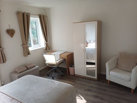 Room in a Shared House, Dempsey Close, SO19 - Photo 4