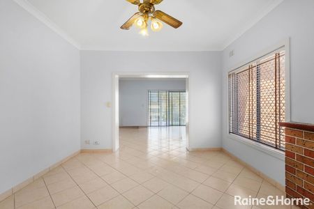 Spacious 4 Bedroom Family Home in Prime Kingsgrove Location - Photo 4