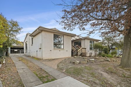 Spacious Family Home - Photo 2