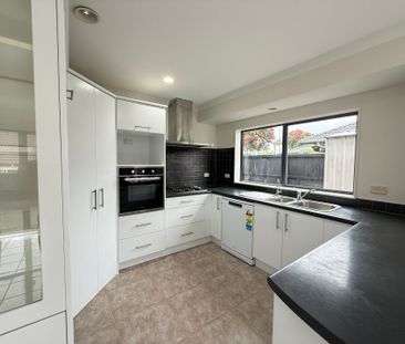 4 Bedroom Property with 2 Lounges&excl;&excl; - Photo 4