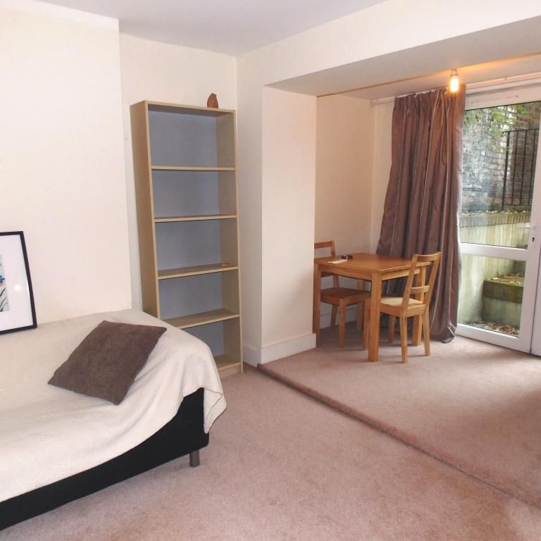 Studio to rent - Photo 1