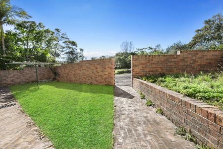 Spacious Sunlit Three Bedroom Apartment - Photo 2