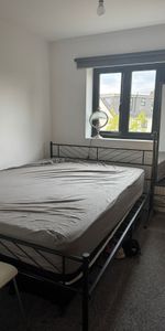 Ensuite room close to chigwel station- £850 pcm - Photo 4