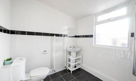 Beautiful 4 Bedroom Property Bedroom 3 - Photo 3