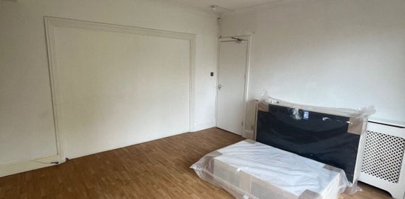 Elgar Avenue - Photo 2