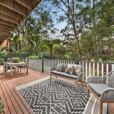 Elegant Family Home in a Leafy Cul-de-Sac Setting - Photo 3