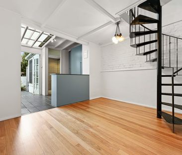 Stunning Sandstone Cottage in Peaceful Central Location - Photo 2