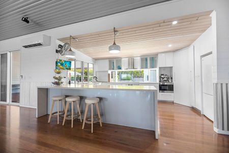 Luxurious Renovated Queenslander with Guest Studio and Pool - Photo 5