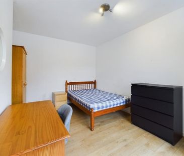 4 bedroom House To Let - Photo 2