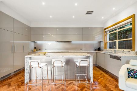 Low maintenance contemporary three bedroom - Photo 5