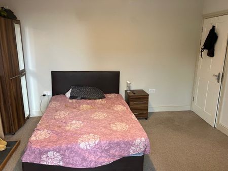 1 bed house / flat share to rent in South Street - Photo 5