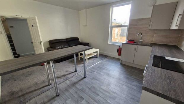 5 Bed Student Accommodation - Photo 1