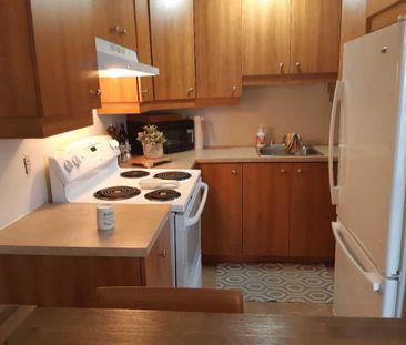LIBRE 3 1/2 a louer Tranquille dans un triplex Cour Privé Table et ... - Photo 2