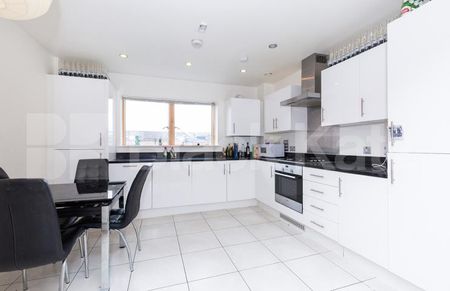 2 bed 2 bath within a modern new build minutes to a piccadilly tube line - Photo 2
