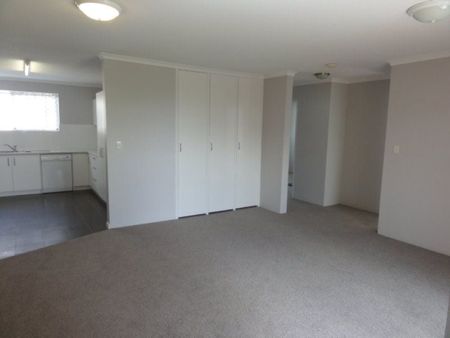 2 Bedroom Unit - Walk to Greenslopes Busway & Private Hospital - Photo 2