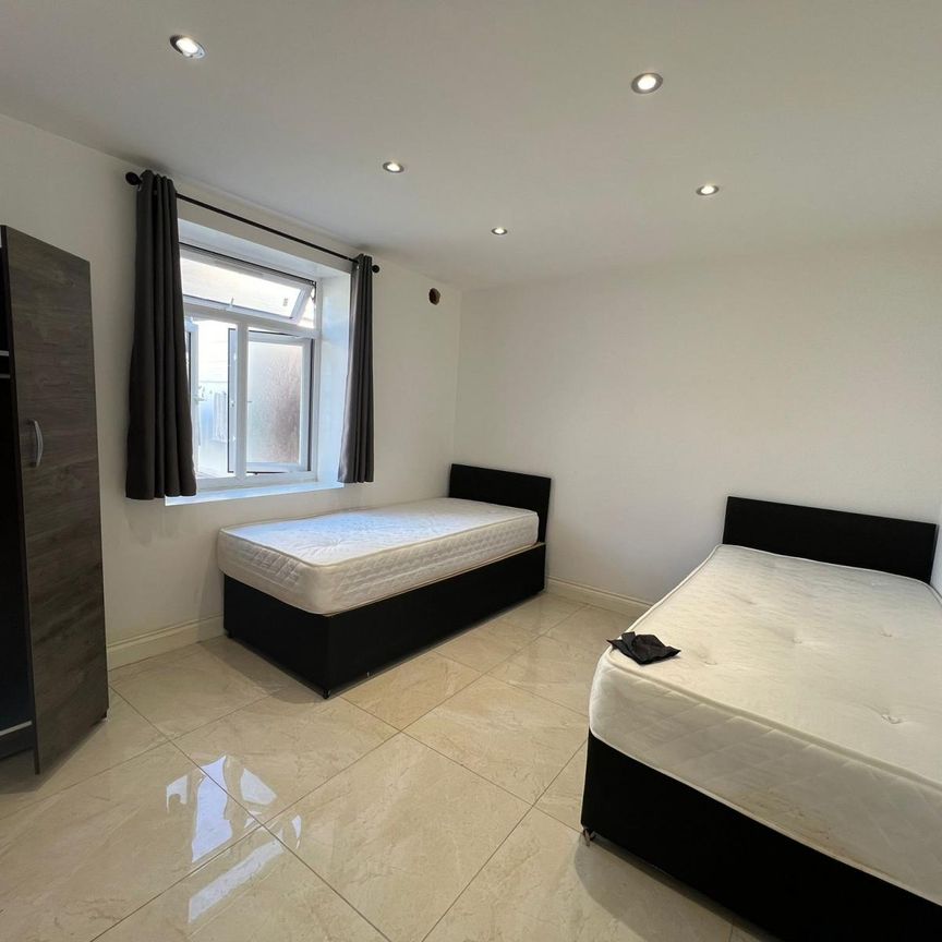 Two bedroom Flat close to Ilford station - £1800 pcm - Photo 1