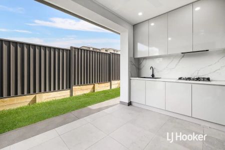 “Stunning Brand New 5 Bedroom Home” - Photo 5