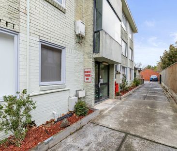 Modern Updated Apartment in a Prime Essendon Location - Photo 1